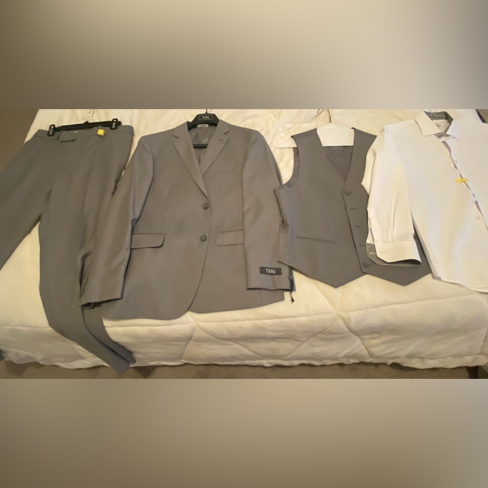 3-piece suit worn once (doesn’t fit)